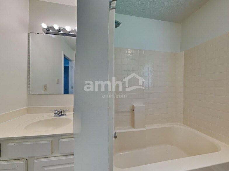 Building Photo - 821 Barbee Farm Dr