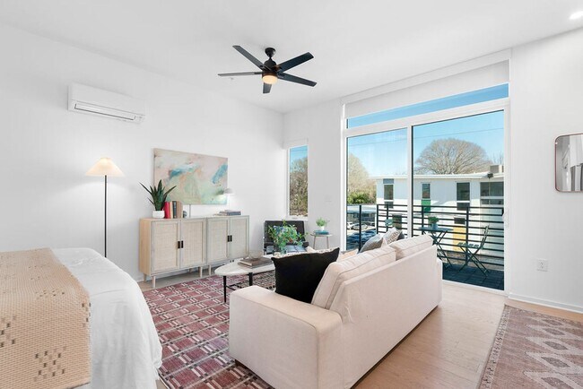 Building Photo - Modern downtown condo studio with private balcony & parking space.