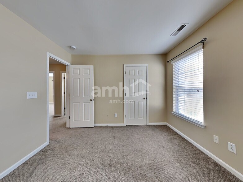 Building Photo - 2413 Thoreau St