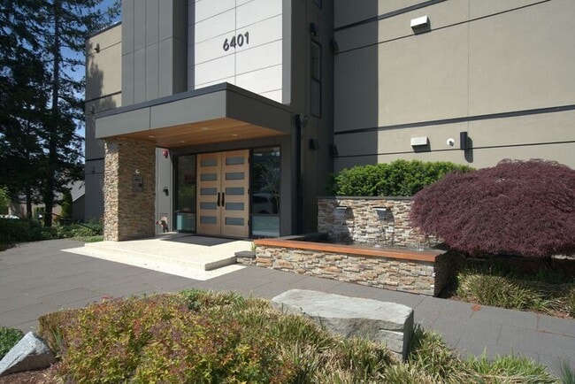 Building Photo - 6401 Lake Washington Blvd NE