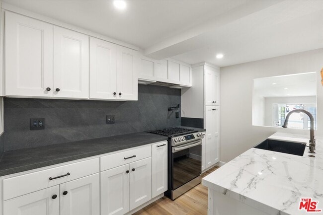 Building Photo - 584 W 10th St