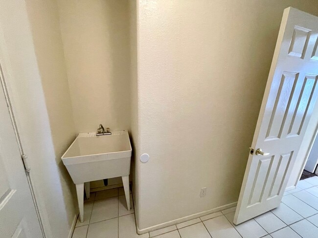 Building Photo - Great 3 Bedroom, 2 Bathroom Home in El Camino Village on the Parkway!