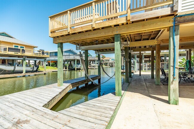 Building Photo - 4421 Pelican Rd