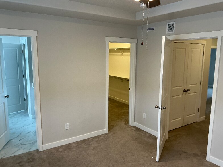 Building Photo - 816 N Hilltop Dr