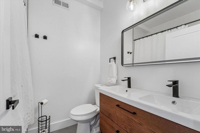 Building Photo - 2565 Tulip St