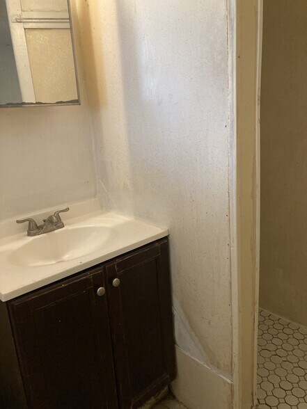 Building Photo - 2102 9th St W