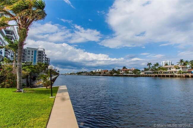 Building Photo - 6471 Bay Club Dr