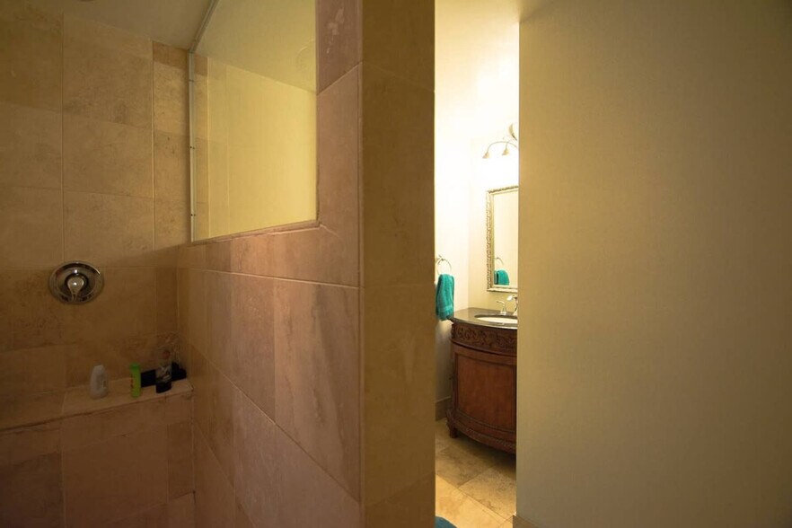 Building Photo - 1541 N Milwaukee Ave