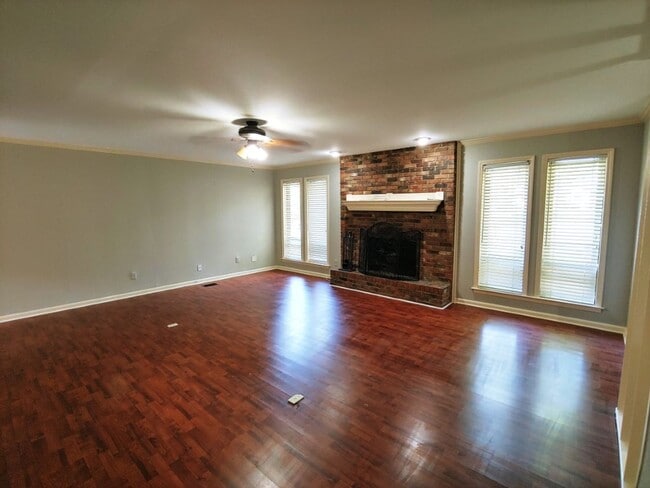 Building Photo - 5 Hickory Ln