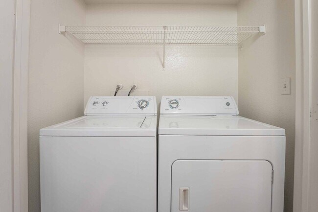 Building Photo - Modern 1-Bedroom Oasis: Prime Location!