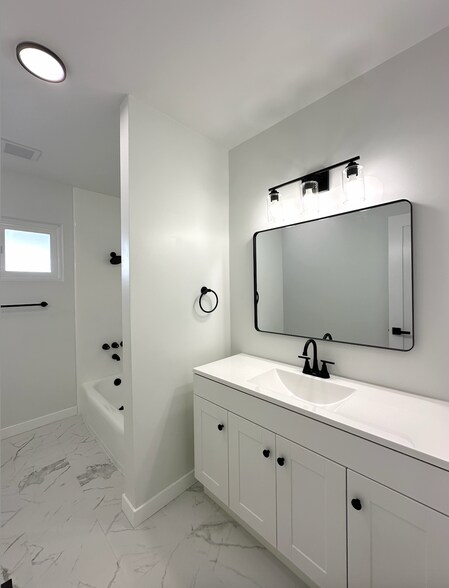 Building Photo - 3881 Ecochee Ave