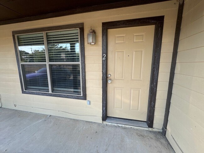 Building Photo - 2725 Lovers Lane Rd