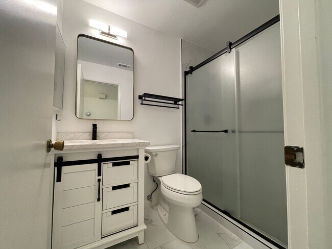 Building Photo - Light and Bright 3 Bedroom 2 Bath Oceanside Home!