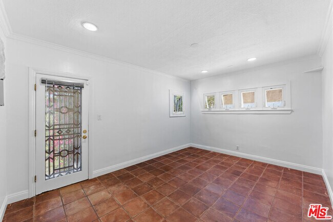 Building Photo - 537 N Poinsettia Pl
