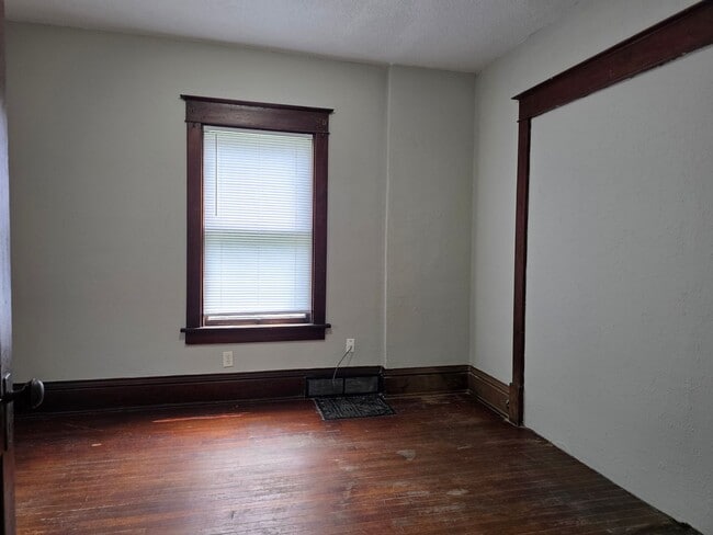 Building Photo - 1705 Gillette St