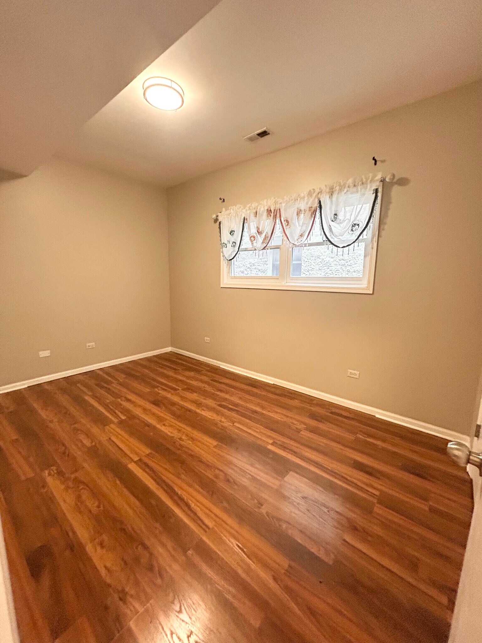 Building Photo - 842 N Wood St