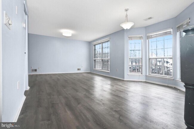 Building Photo - 2 Cheverny Ct