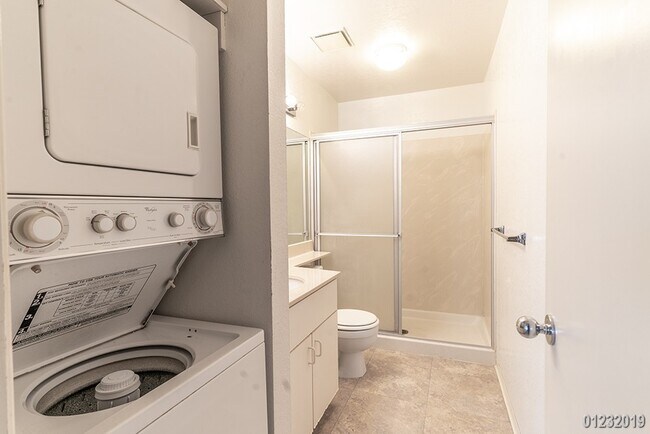 Building Photo - 2BR/2BA/2PKG UPPER LEVEL TOWNHOUSE (CROSS ...