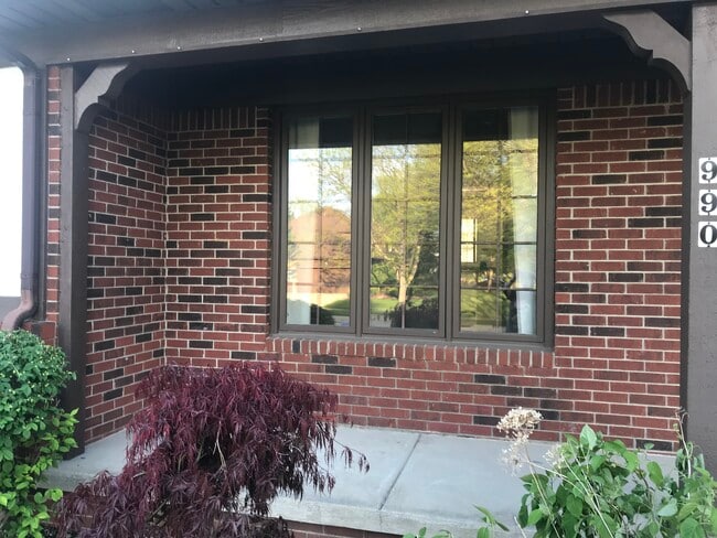 Building Photo - 990 Pelee Dr