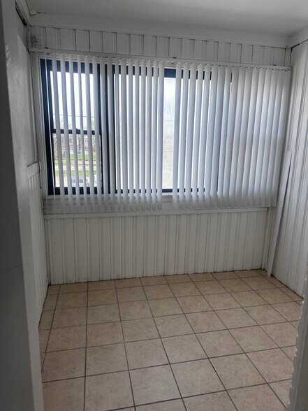 Building Photo - 8014 S Vernon Ave