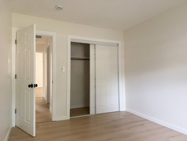 Building Photo - 804-806 N Fairlawn Cir