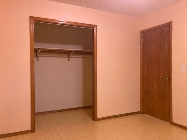Building Photo - 2 Bedroom Apartment Near MSU! Small Dogs W...