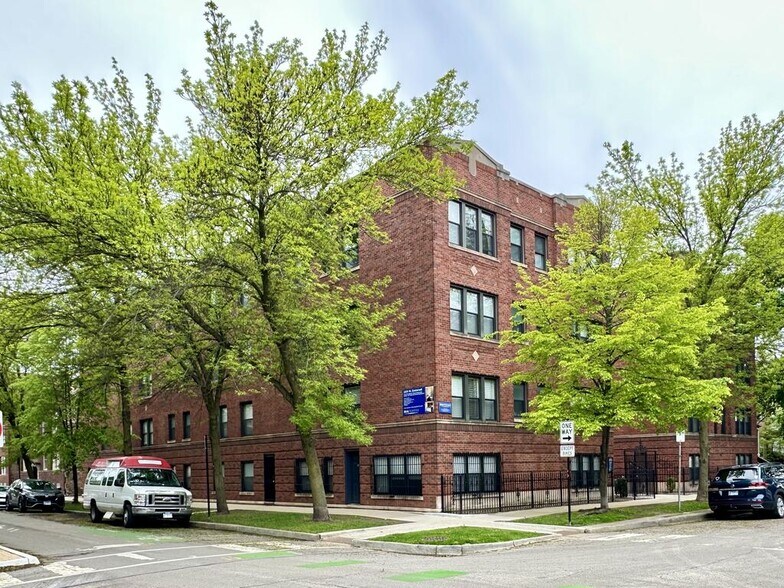 Building Photo - 2217 W Eastwood Ave