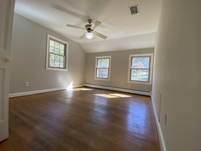 Building Photo - 106 Woodside St