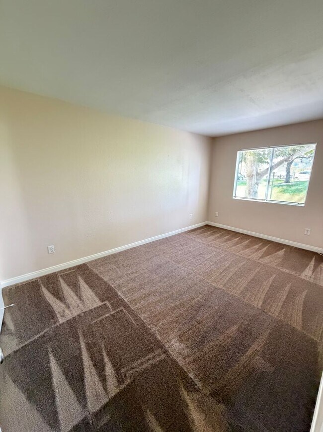 Building Photo - 2BR/1BA Lakeside ground floor condo with 1 car detached garage, 1 uncovered parking space & commu...