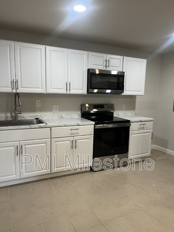 Building Photo - 9734 Dumbarton Dr