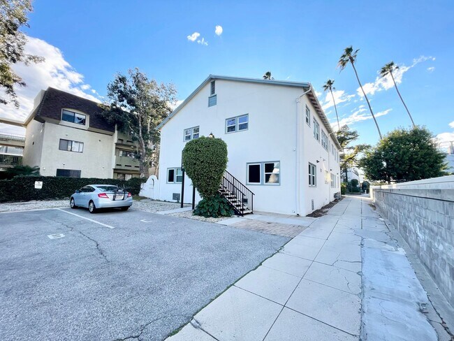 Building Photo - ***1 Bed 1 Bath apartment in the most desi...