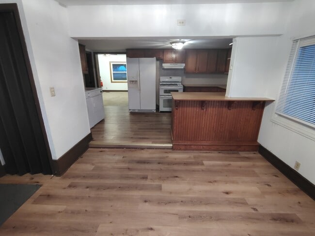 Building Photo - 242 S Adams St