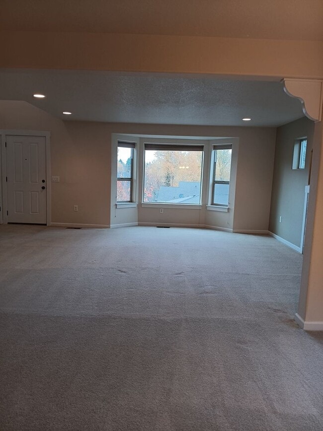 Building Photo - Beautiful Townhouse in West Salem is Ready...