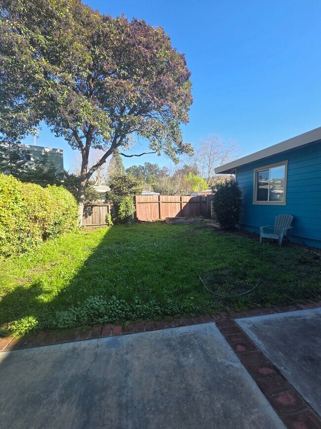 Building Photo - West Side Petaluma Gem- Beautiful 3 bedroom 2 bathroom
