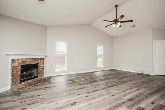 Building Photo - 7832 Sarah Ann Dr S