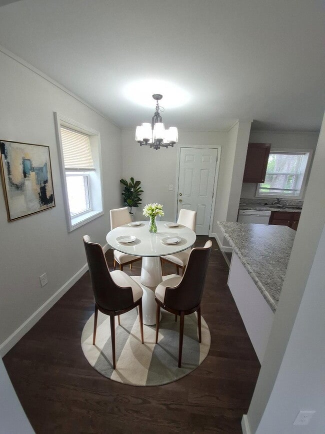 Building Photo - 5568 Raceview Ave