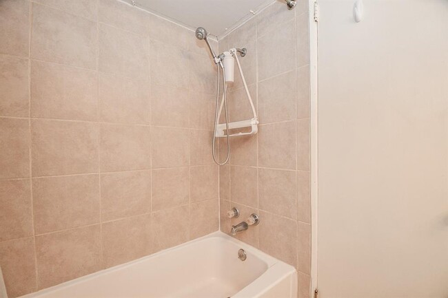 Building Photo - 2824 Briarhurst Dr