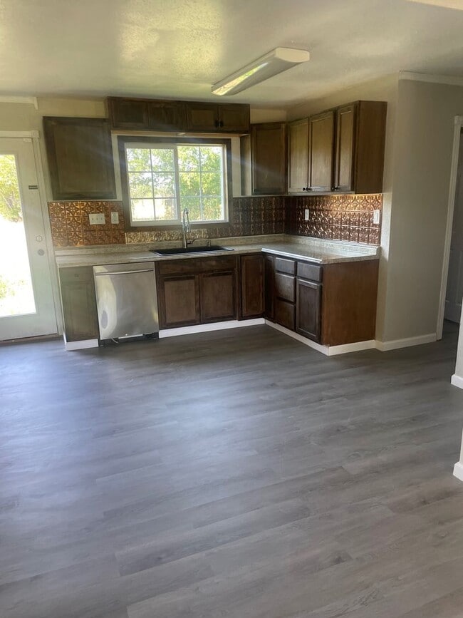 Building Photo - 4 Bedroom, 2 Bathroom Home w/ Bonus Room