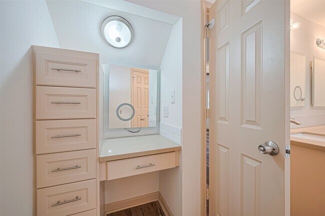 Building Photo - 982 W Donovan St