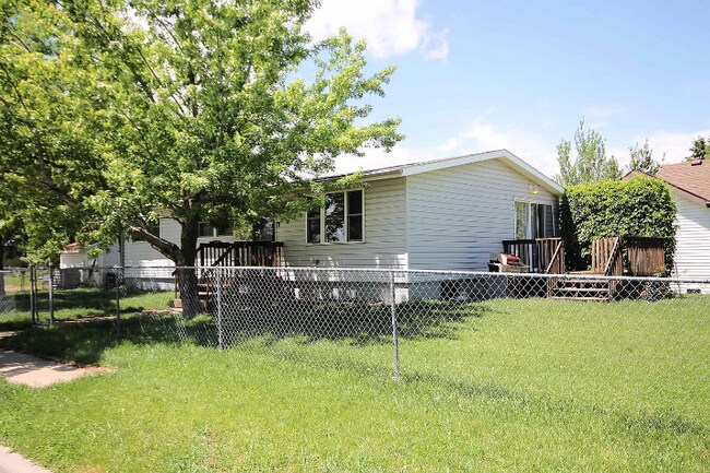 Building Photo - 703 8th St