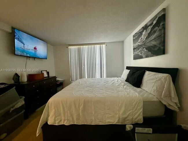 Building Photo - 3720 Inverrary Dr