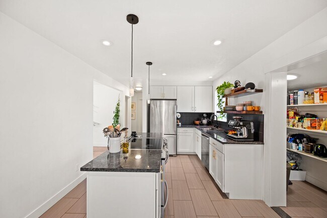 Building Photo - Beautifully Updated Holladay Home!