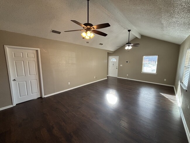 Building Photo - 3 bed 2 bath home, move in ready!