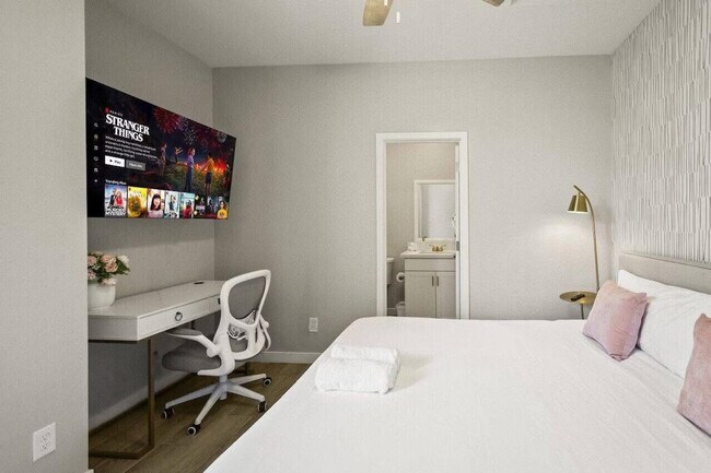 Building Photo - 6612 W Paradise Ln