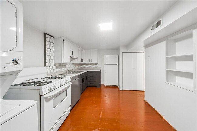 Building Photo - 1645 W Beach Ave