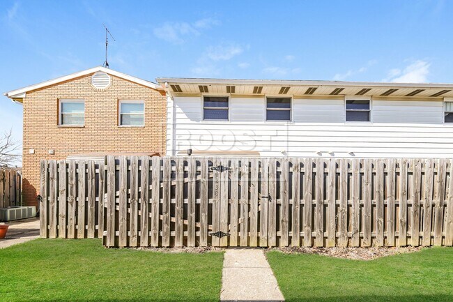 Building Photo - 2 Bed 1 Bath Apartment Available in Springfield