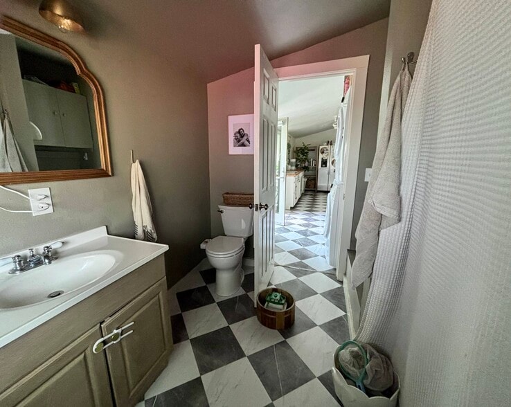 Bathroom - 614 E Grover St