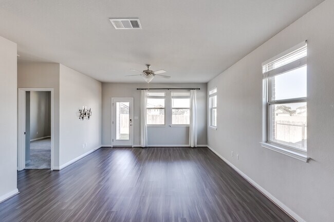 Building Photo - 204 Mountain Valley St