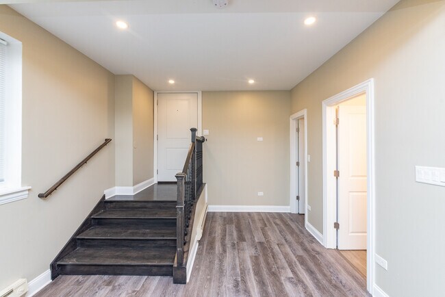 Building Photo - 1511 W Albion Ave