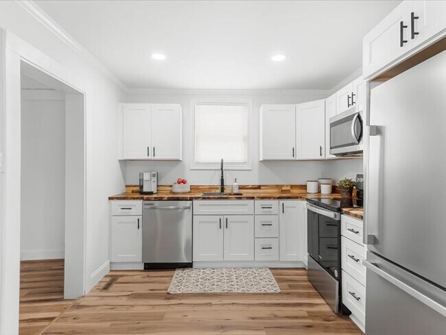 Building Photo - 160 29th St Pl SW